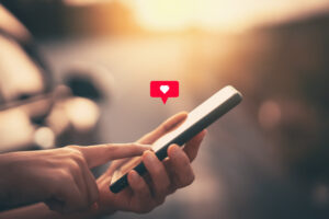 インスタで自分に関心がある人を知る方法!アプリは危険!?