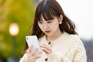 インスタストーリーでスタンプを人に合わせて動くようにする方法は 動画にスタンプで顔を隠しながら動くようにしたいならこれを見て みんなでpr インフルエンサーマーケティングガイド