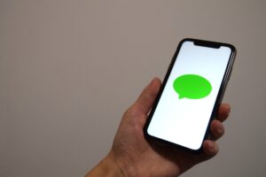 LINE公式アカウントのフォローとは？増やし方や友だち追加との違いを解説