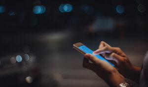 X(旧Twitter)の「センシティブ」の表示の意味とは？ 解除方法や非表示にする方法を解説します