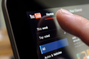 【YouTube】10万回再生されると収入はいくら? YouTubeの収入の仕組みについて解説します