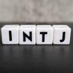 【MBTI診断】INTJ（建築家）の特徴とは？深層分析と仕事・対人関係の適性を徹底解説