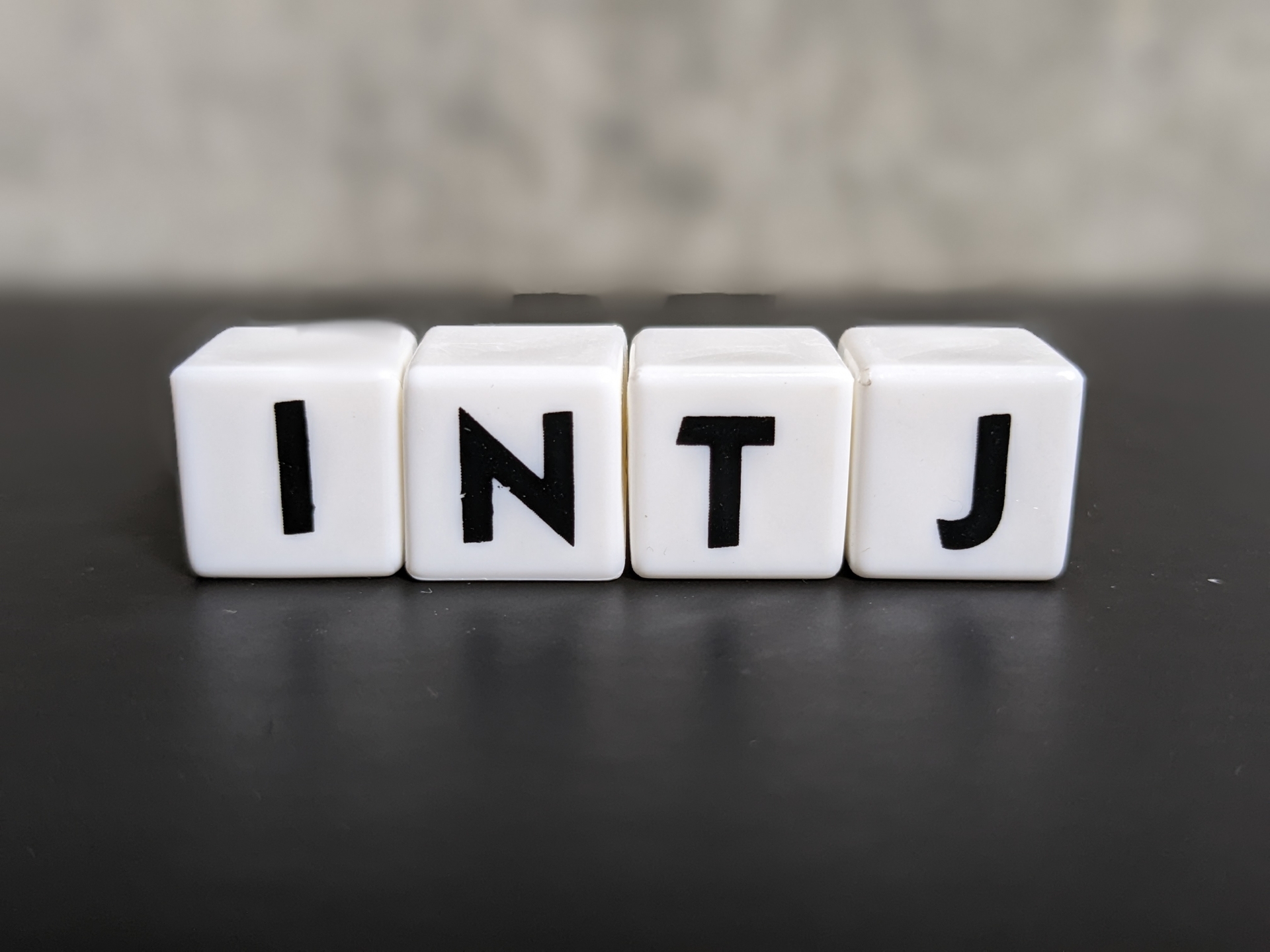 【MBTI診断】INTJ（建築家）の特徴とは？深層分析と仕事・対人関係の適性を徹底解説