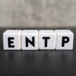 【MBTI診断】ENTP（討論者）タイプの特徴と性格分析は？創造的で理論的なディスカッションの達人の紹介