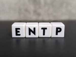 【MBTI診断】ENTP（討論者）タイプの特徴と性格分析は？創造的で理論的なディスカッションの達人の紹介