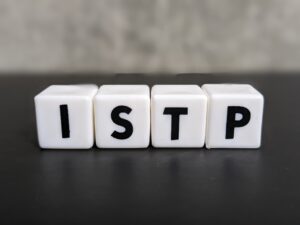 【MBTI診断】ISTP（巨匠）の特徴とは？深層分析と仕事・対人関係の適性を徹底解説