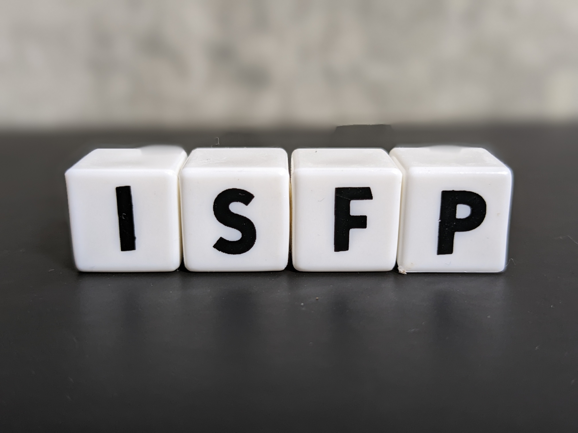 【MBTI診断】ISFP（冒険家）の特徴とは？深層分析と仕事・対人関係の適性を徹底解説