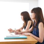 「先輩・後輩」って英語でなんて言う？ビジネスでも使えるスラングを紹介します