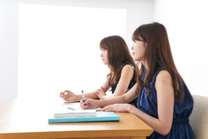 「先輩・後輩」って英語でなんて言う？ビジネスでも使えるスラングを紹介します