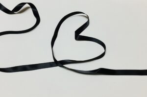 【インスタ・LINE】黒ハートの絵文字🖤の意味は恋愛感情?日本と海外での違いについても紹介します