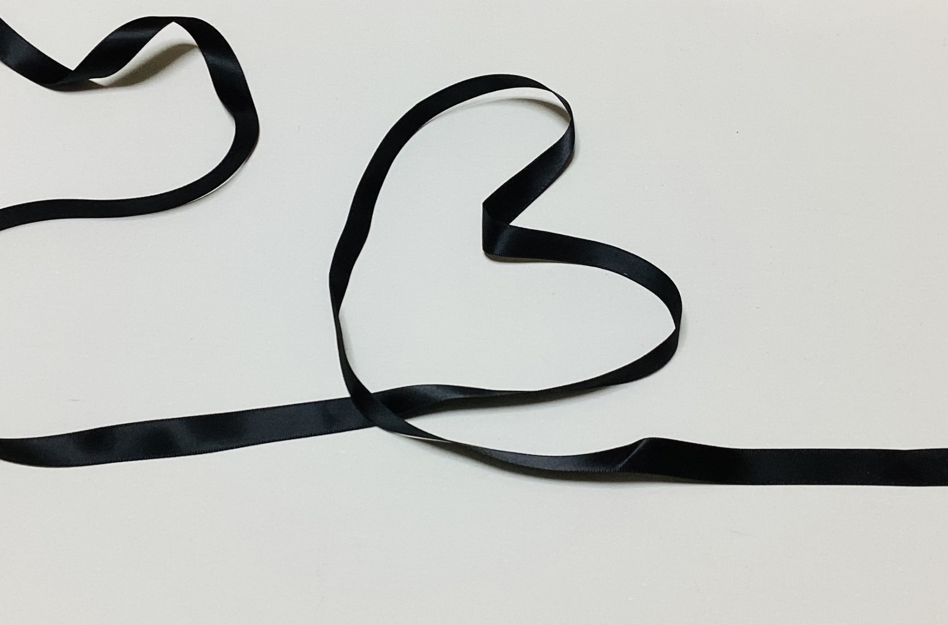 【インスタ・LINE】黒ハートの絵文字🖤の意味は恋愛感情?日本と海外での違いについても紹介します