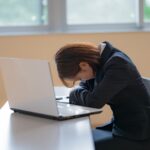 「とても眠い」を表す英語スラング!SNSで使える眠いを表現するフレーズとは