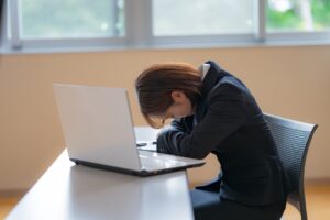 「とても眠い」を表す英語スラング！SNSで使える眠いを表現するフレーズとは