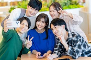 「最高の仲間」を英語でかっこよく言うには？インスタで使えるスラングを紹介します