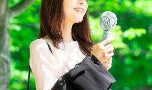 「暑い」を英語でどう表現する？アツい、Hotの意味や英語スラングの使い方を解説